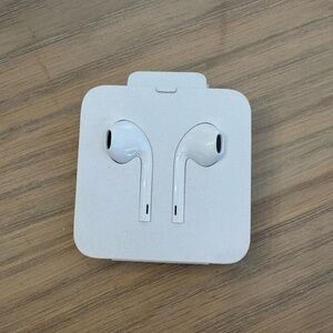 Apple White Wired Earbuds & Lightning Jack NEW
